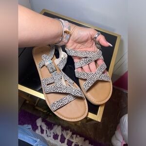 Stylish Black and White Sandals Tom’s